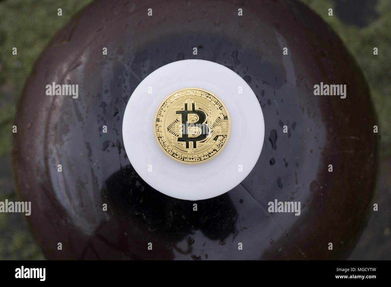 En sueur bitcoin sur un fond brun baril Banque D'Images