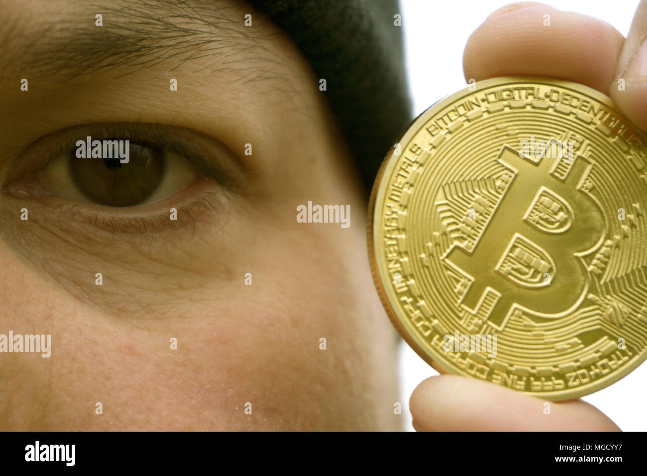 Bitcoin fou amoureux avec une pièce d'or dans votre main , drôle miner avec BTC près du visage Banque D'Images