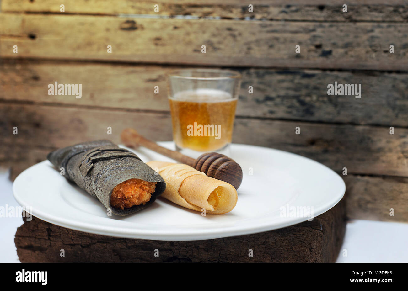 La crêpe dessert servi avec du miel et de la banane, vintage background Banque D'Images