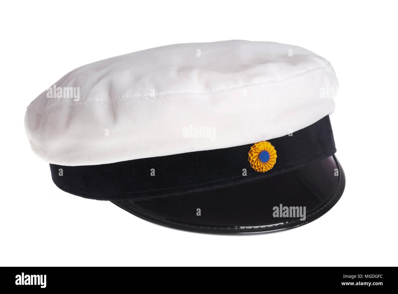 Graduation cap traditionnel suédois avec rosette jaune et bleu pour être porté comme un certificat d'études complètes de l'école secondaire, isolé sur blanc retour Banque D'Images