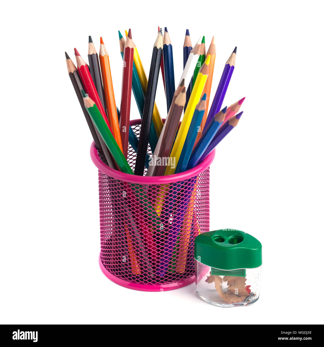 Crayons de couleur dans le panier et taille-crayon sur fond blanc. Banque D'Images