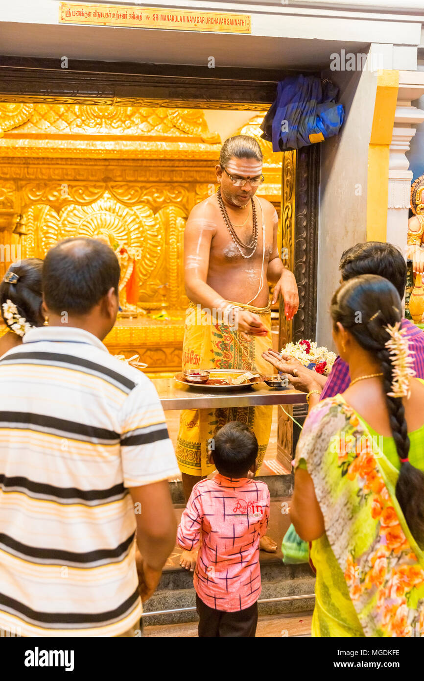 Temple Manakula Vinayagar temple, PUDUCHERY, Pondichery, Tamil Nadu, Inde - mars vers 2018. Prêtre du Temple Hindou indien en or Dieu Shiva Ganesha Banque D'Images