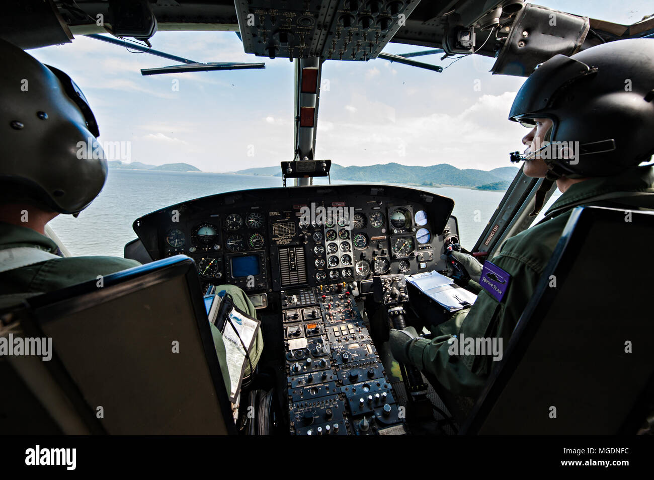 PRANBURI, THAÏLANDE - 4 décembre 2016 - détails de l'intérieur du poste de pilotage d'hélicoptère de l'Armée avec pilote et pilote à bord tout en volant au-dessus de la rivière. Pr pilote Banque D'Images