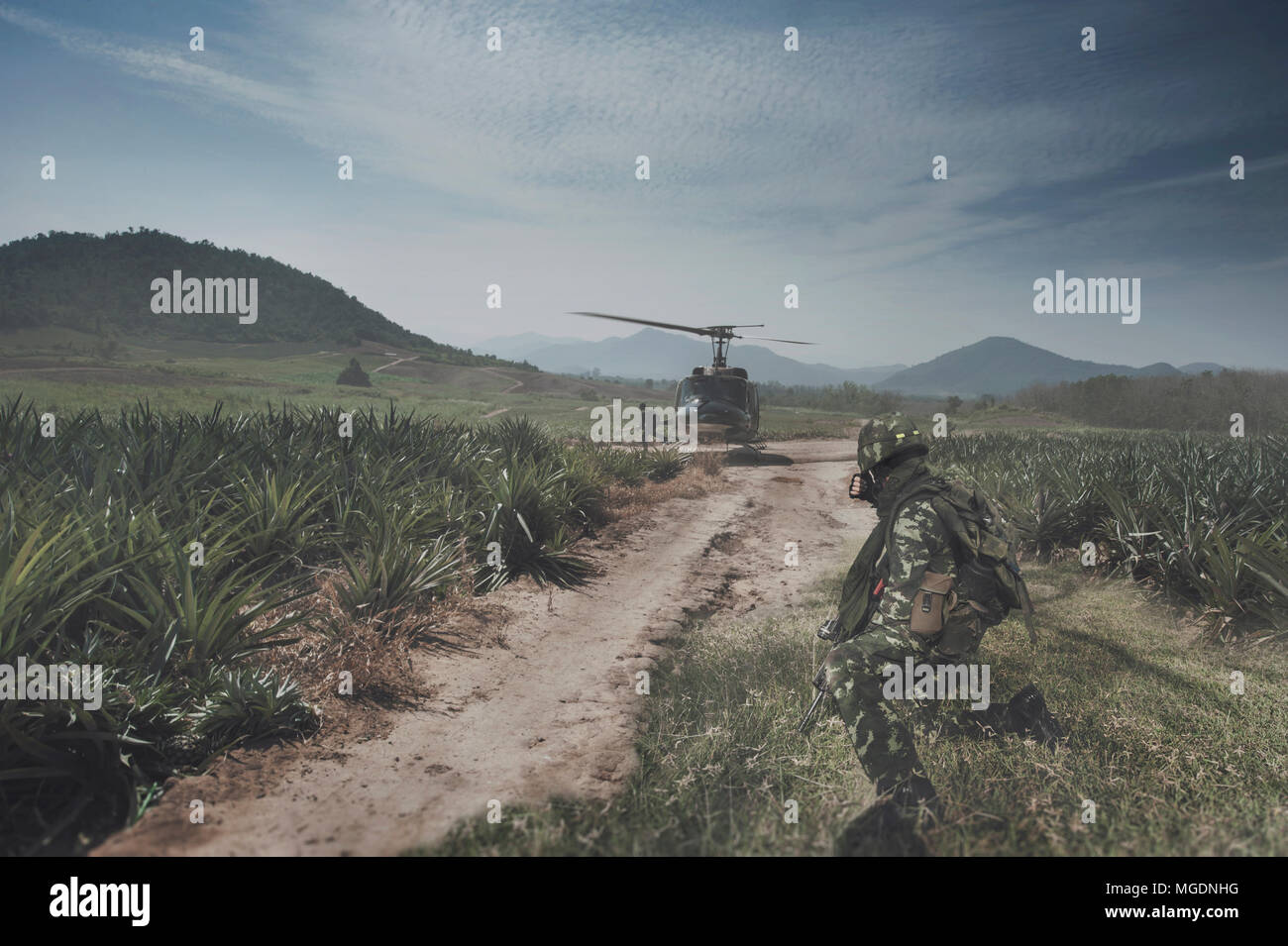 Hélicoptère de l'armée thaïlandaise est l'atterrissage sur le champ ouvert des lieux d'exploitation alors que les soldats se préparent à sauter. Banque D'Images