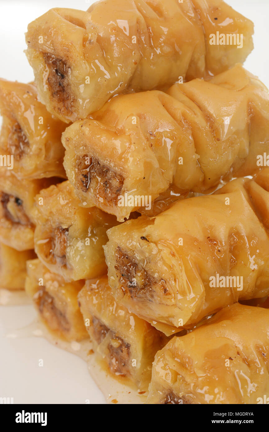 Rouleau dessert sucré sirop sucré dans baklava isolé sur fond blanc. Banque D'Images