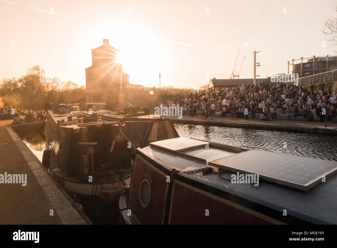 Le mode de vie, de barges, de socialiser et de profiter du soleil sur Regents Canal un soir d'été lorsque le soleil se couche Banque D'Images