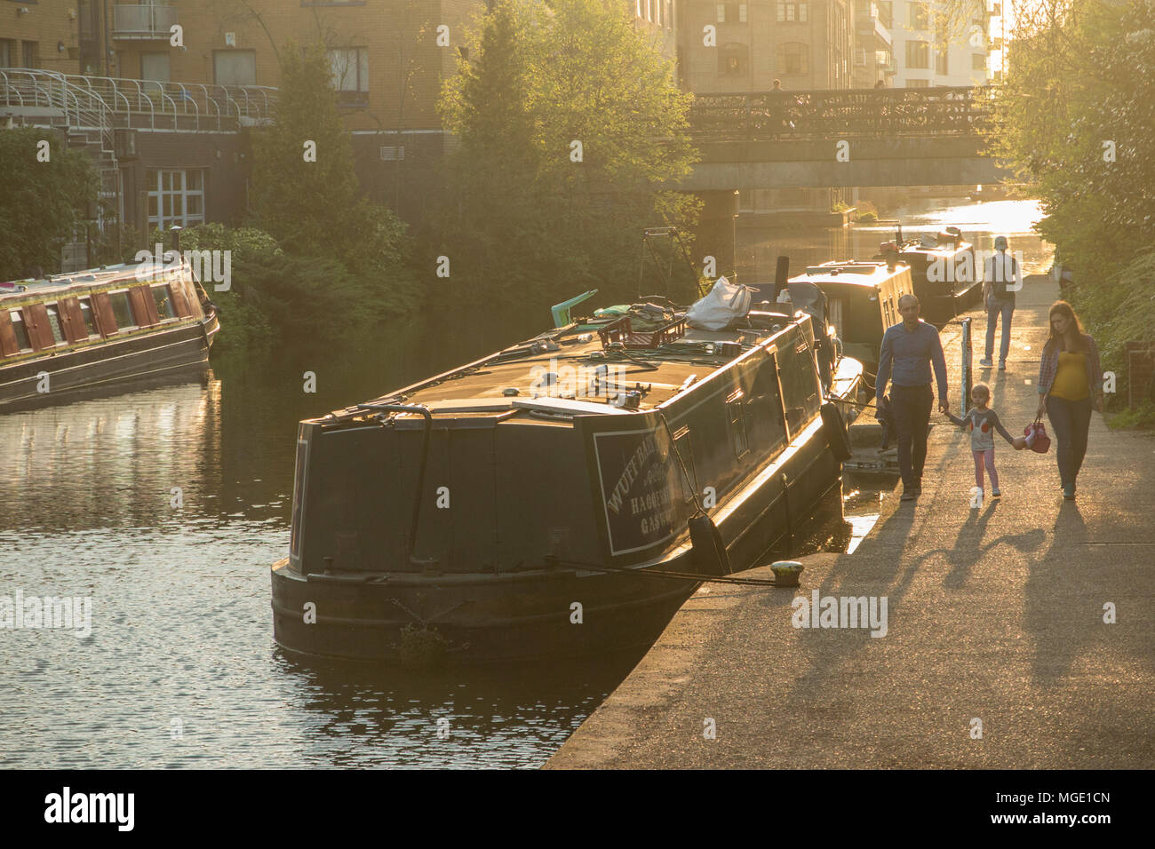Le mode de vie, de barges, de socialiser et de profiter du soleil sur Regents Canal un soir d'été lorsque le soleil se couche Banque D'Images