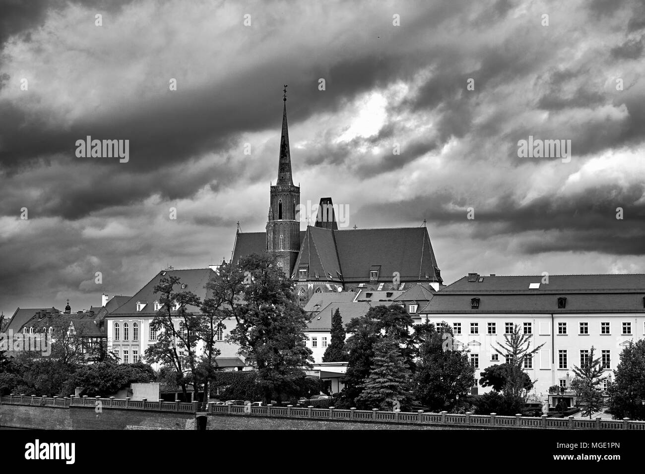 L'île de la cathédrale de Wroclaw Pologne avec vue sur St Jean le Baptiste panorama pittoresque ville médiévale. Noir et blanc. Banque D'Images