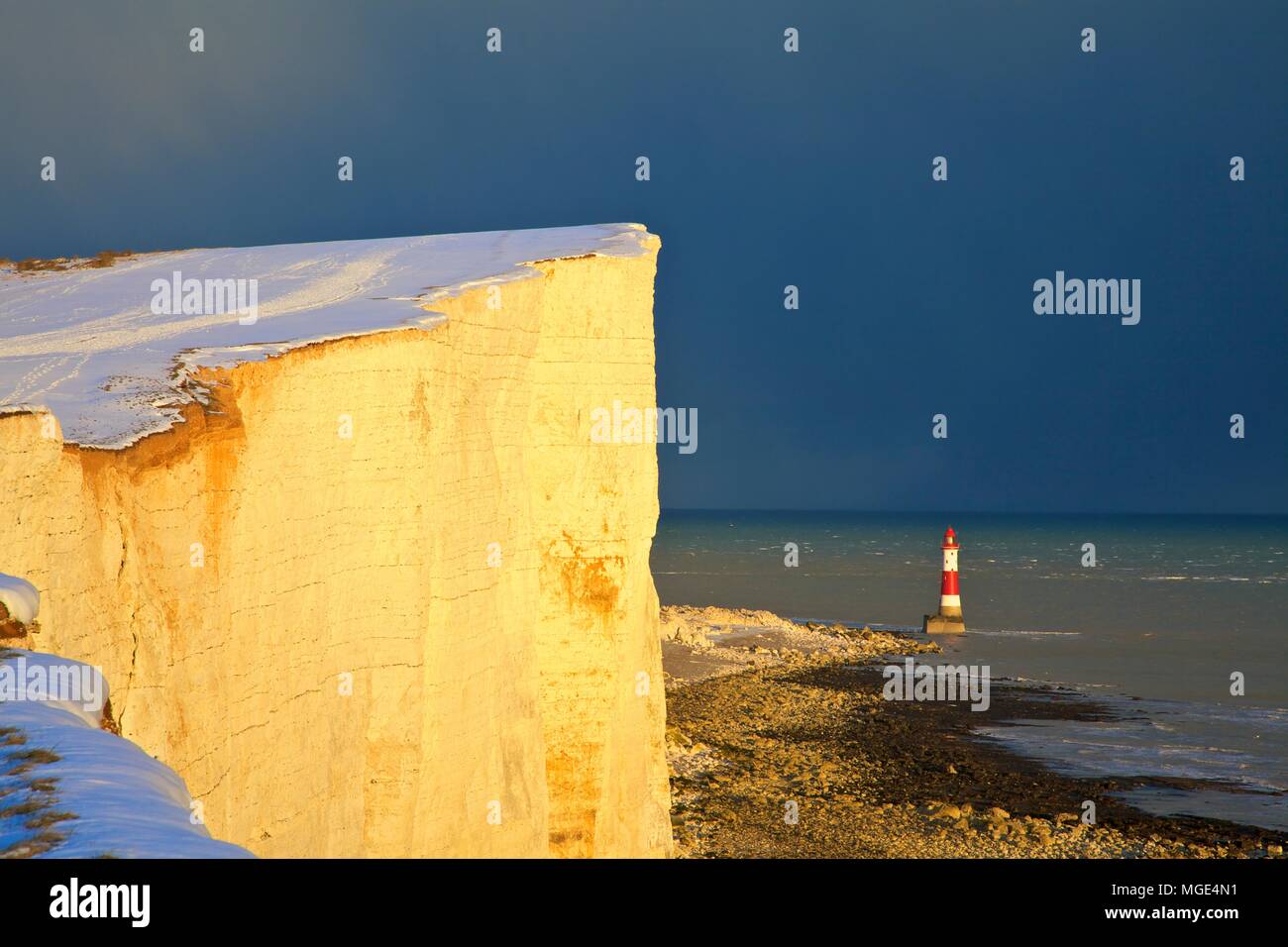 Couvert de neige et de Beachy Head Lighthouse, Eastbourne Downland Estate, Eastbourne, East Sussex, Royaume-Uni Banque D'Images