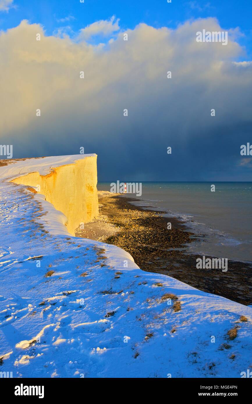 Couvert de neige et de Beachy Head Lighthouse, Eastbourne Downland Estate, Eastbourne, East Sussex, Royaume-Uni Banque D'Images