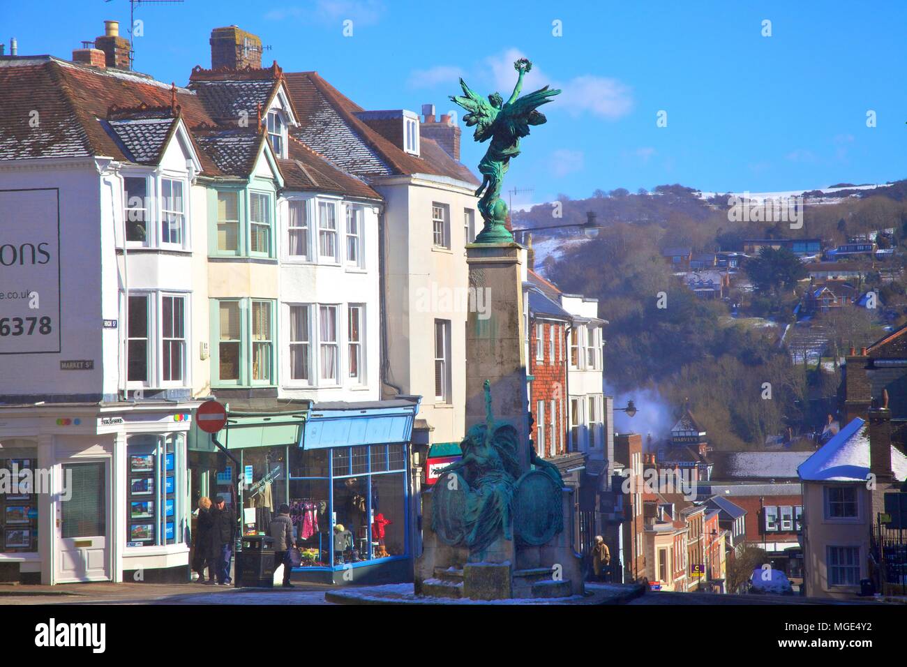 Scène d'hiver, grande rue avec War Memorial, Lewes, East Sussex, Royaume-Uni, Europe Banque D'Images