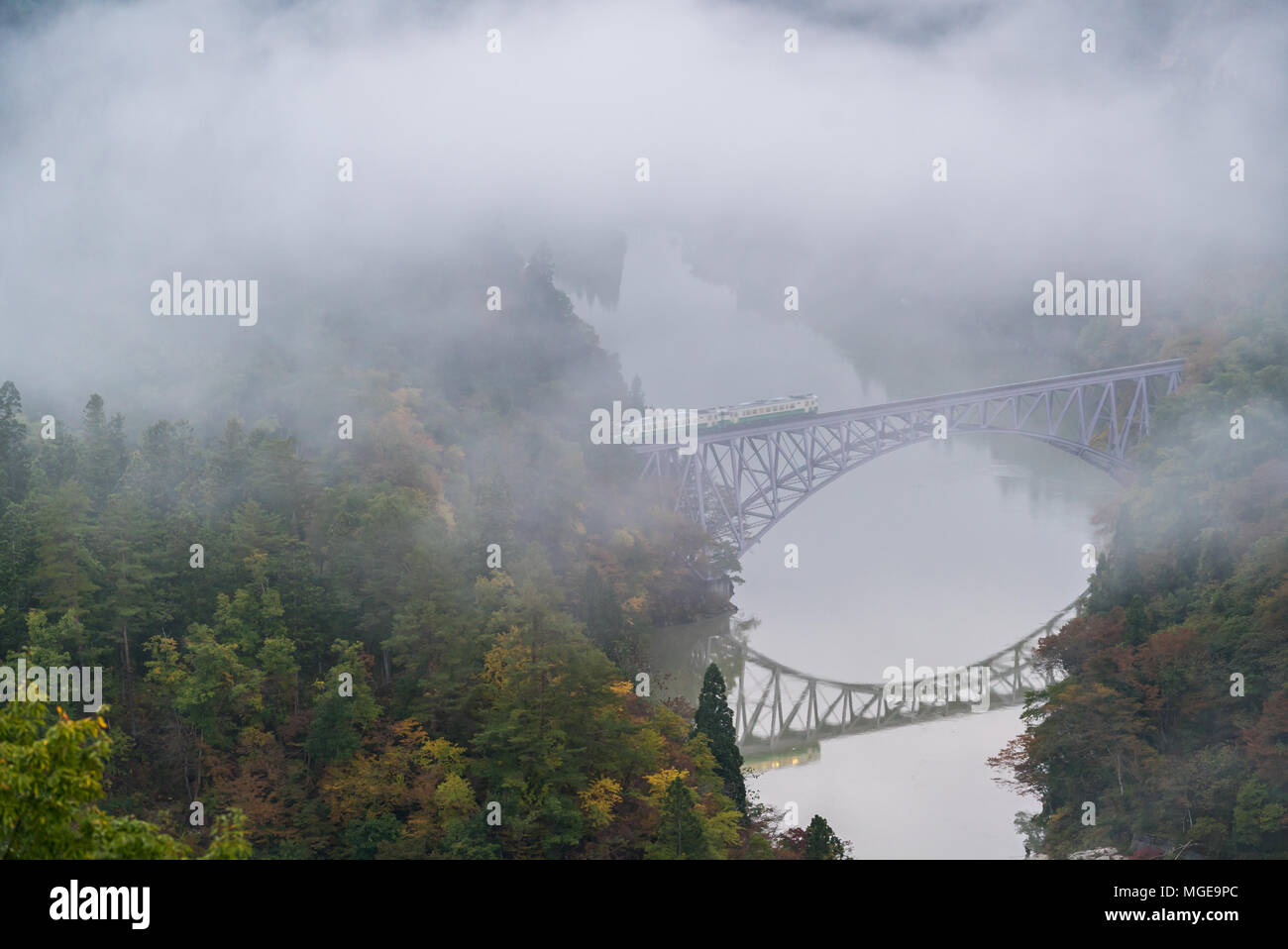 Automne feuillage Premier pont de Fukushima Daiichi dans kyouryou point vue Fukushima Japon Mishima Banque D'Images