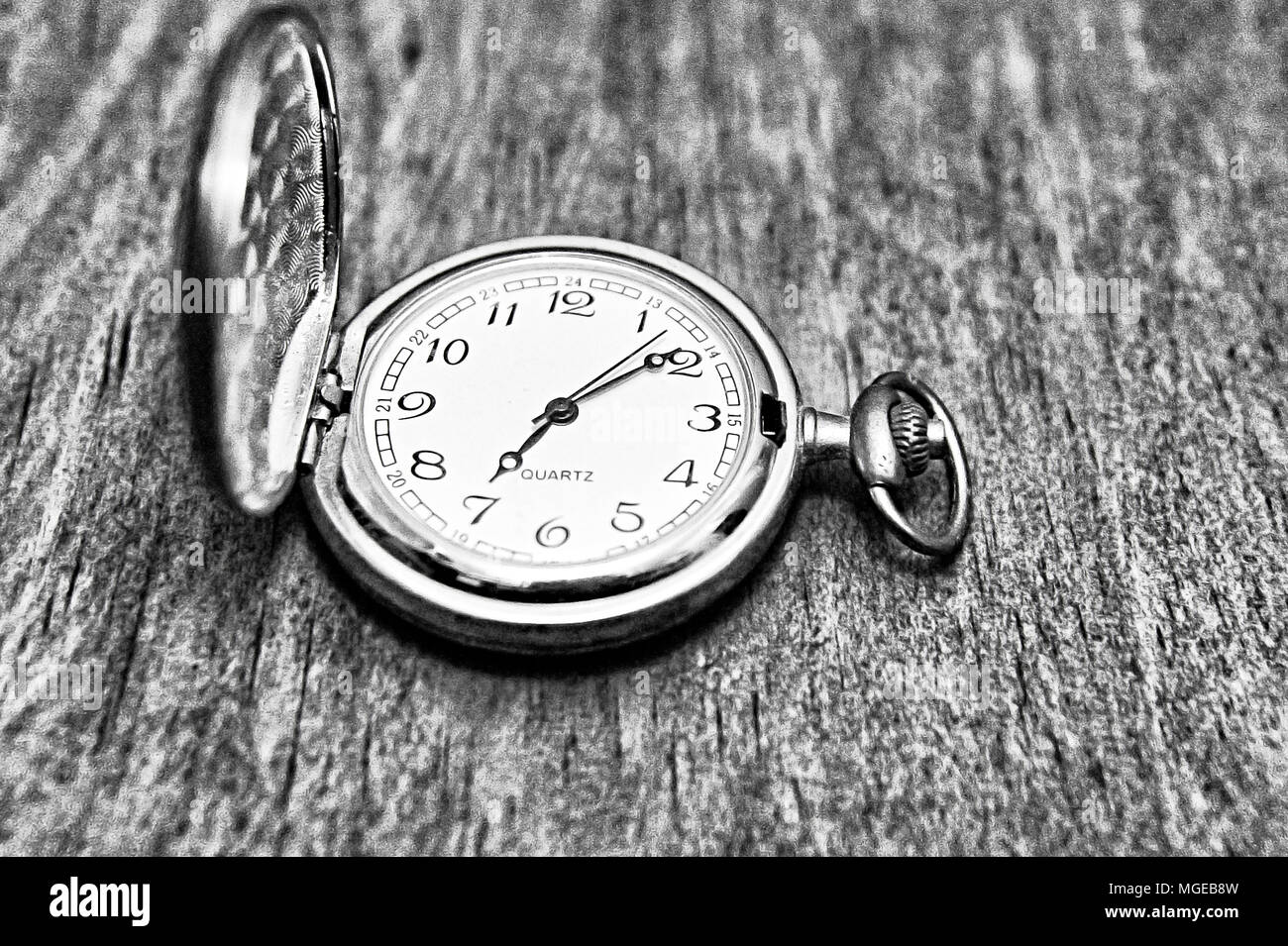 Vieille horloge de poche sur bois - concept de temps Banque D'Images