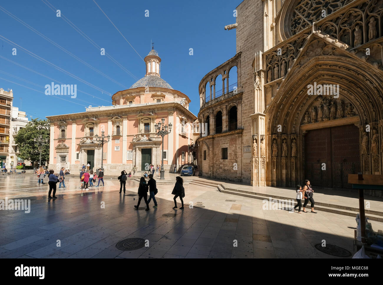 Bâtiments La basilique de los Desamparados (à gauche) et la cathédrale de Valence sur la Plaza de la Virgen, au nord du district de Ciutat Vella, Valencia, Espagne Banque D'Images