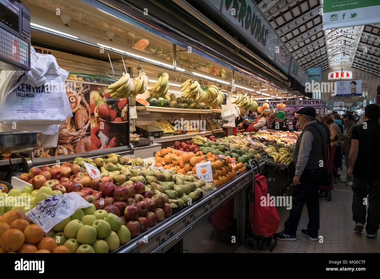 Cale à l'intérieur du marché commercial populaire Mercado Central, au nord du district de Ciutat Vella, Valence, Espagne. Banque D'Images