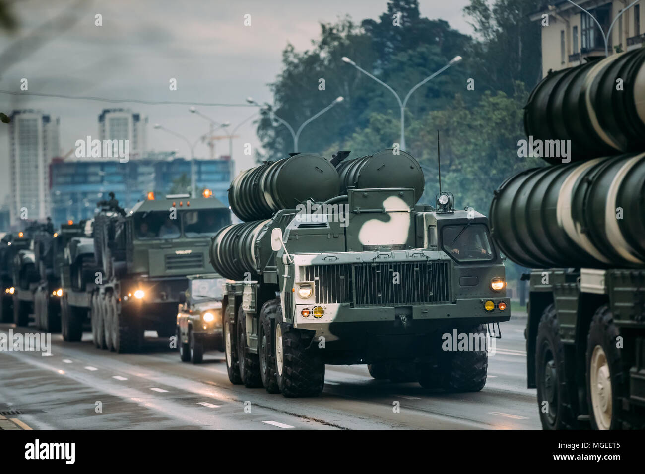 Minsk, Belarus. S-300 Système de missile anti-aérien Déménagement Le Long Street au cours de répétition avant la célébration de la fête de l'indépendance Jour de Banque D'Images