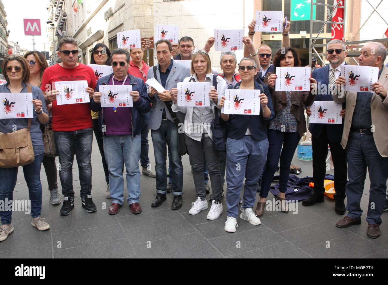 Naples, Italie. Apr 27, 2018. Flash mob de Naples contre les morts au travail un flash mob de dire assez pour les morts au travail : c'est l'initiative promue par la Cgil "" et "Fillea CGIL Campania"les syndicats à l'occasion de "Giornata mondiale per la salute e la sicurezza del lavoro".en photo un mason au cours de flash-mob avec banner Crédit : Salvatore Esposito/Pacific Press/Alamy Live News Banque D'Images