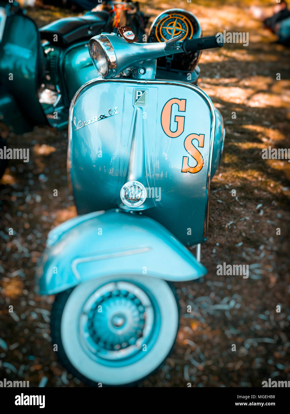 Scooter Vespa GS d'un insigne, d'abord fabriqués en 1946, Florence, Italie. Banque D'Images