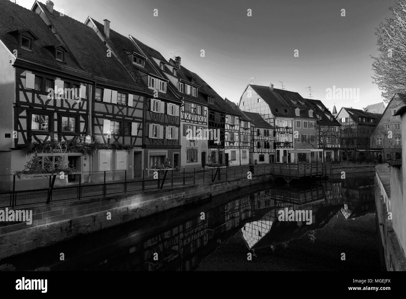 Maisons colorées et des cafés dans la Petite Venise / La Petite Venise, quartier des poissonniers, ville de Colmar, en Alsace, Alsace, France, Europe Banque D'Images