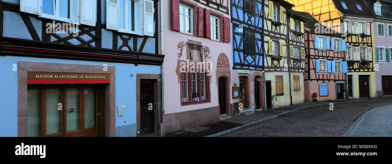 Maisons colorées et des cafés dans la Petite Venise / La Petite Venise, quartier des poissonniers, ville de Colmar, en Alsace, Alsace, France, Europe Banque D'Images