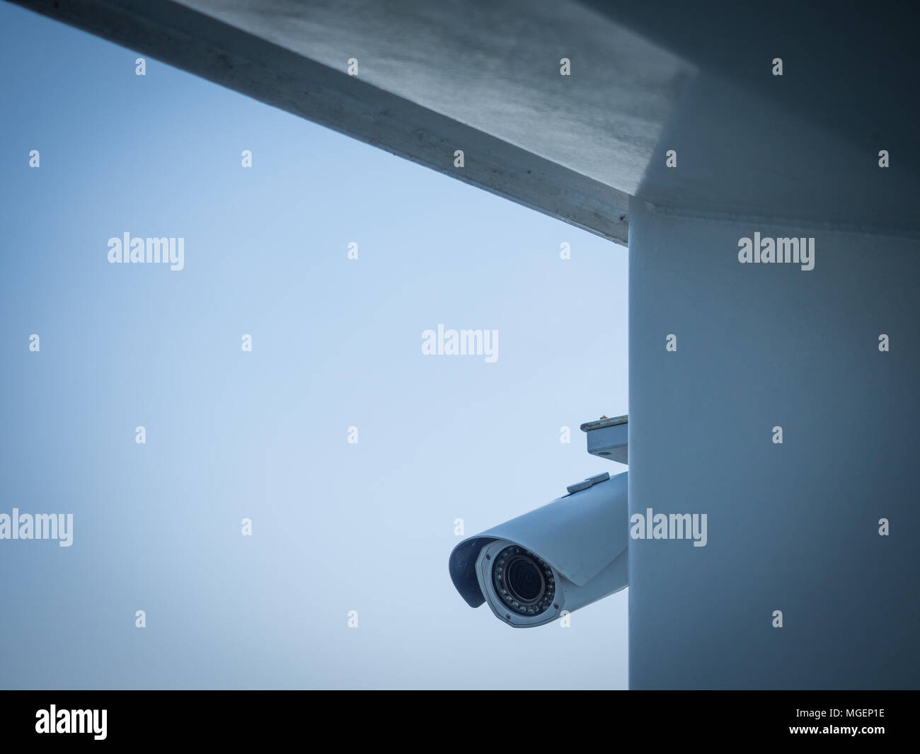 Caméra de sécurité derrière le mur - Notion d'atteinte à la vie privée question Banque D'Images
