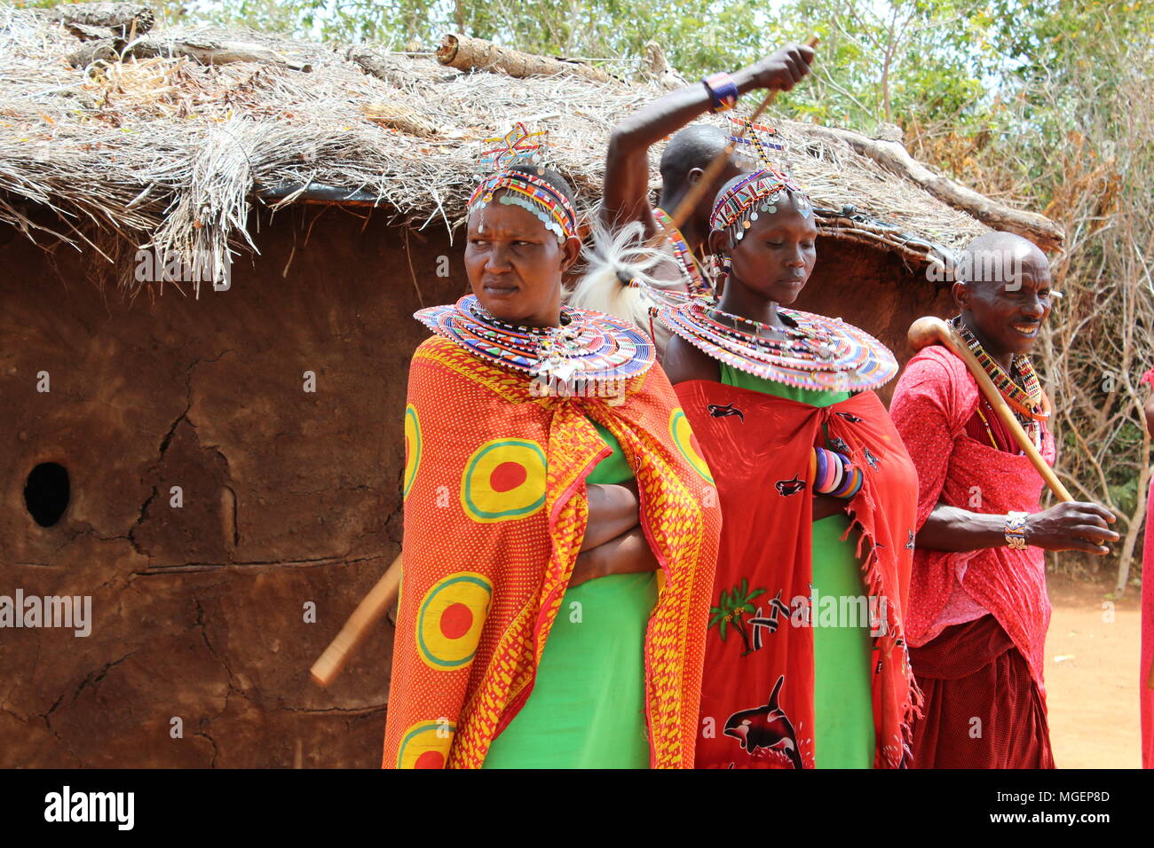 Les femmes masaï portant des robes rouges et verts colorés au cours d'un rite tribal dans un village africain au Kenya, près de Nairobi Banque D'Images