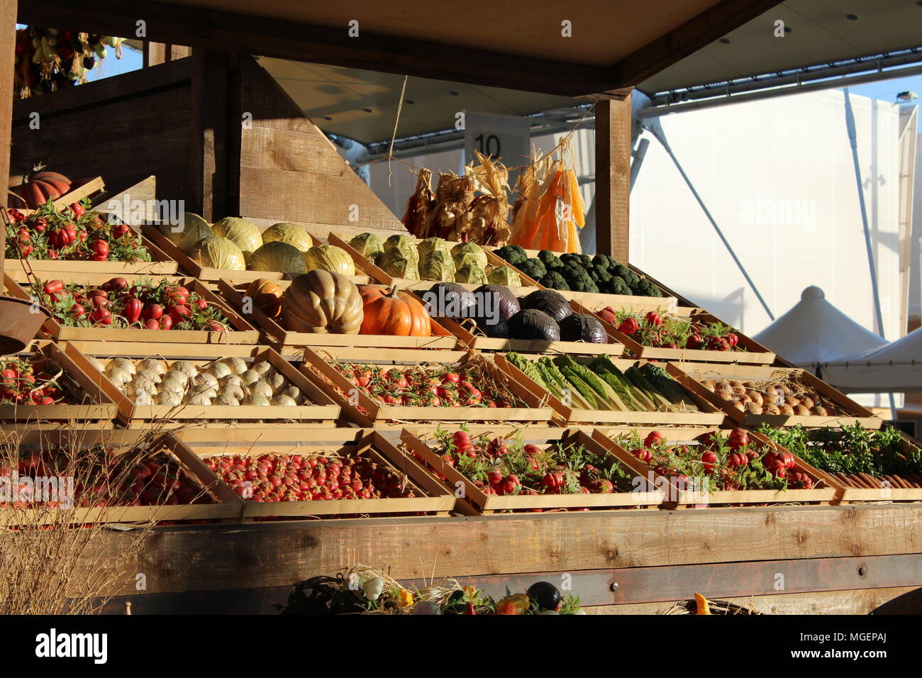 Fruits et légumes à un banc de marché en bois ensoleillée pendant le  coucher du soleil Photo Stock - Alamy