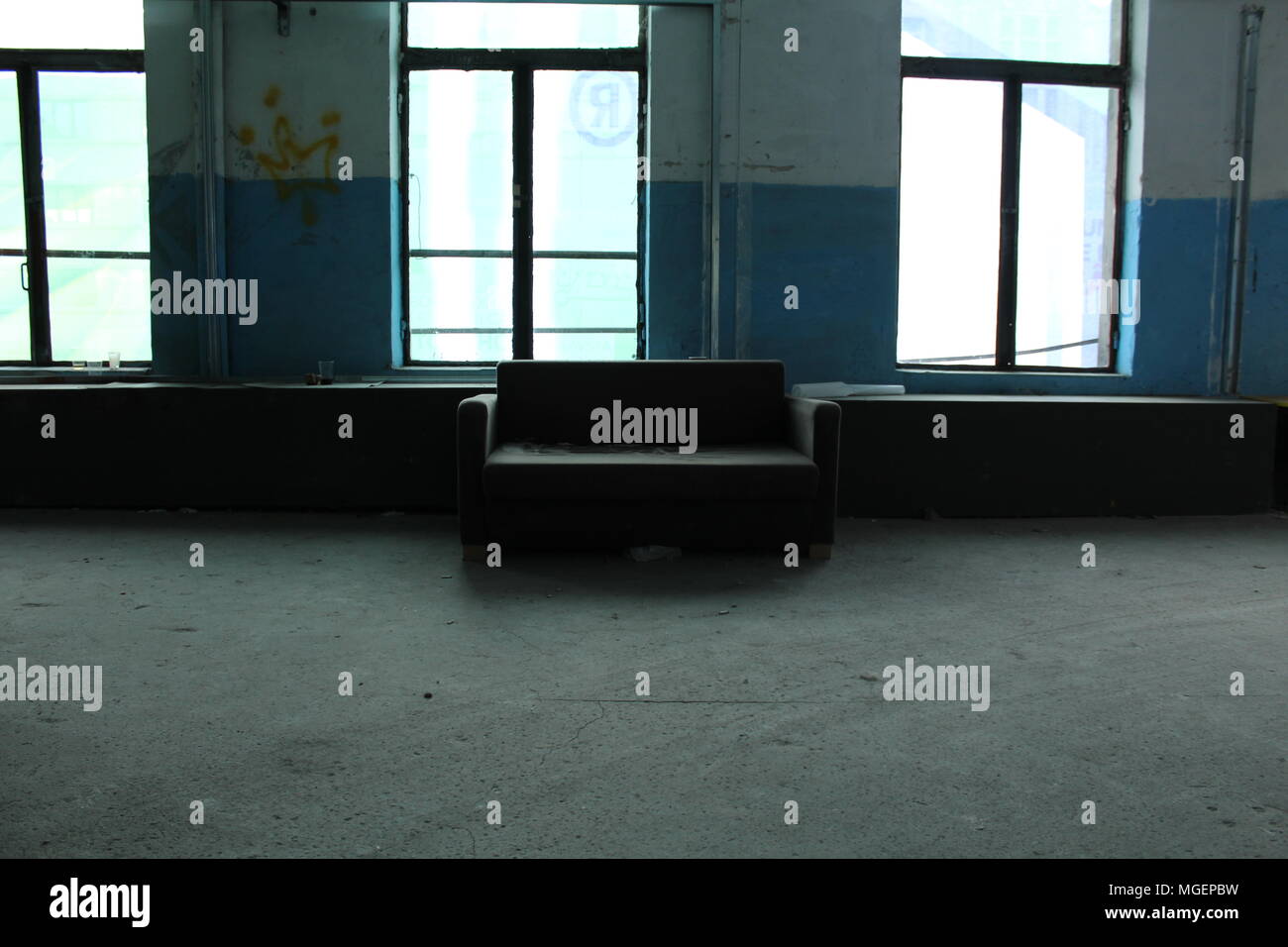 Abandonné canapé dans le Garage Ciclop de Bucarest en Roumanie Banque D'Images