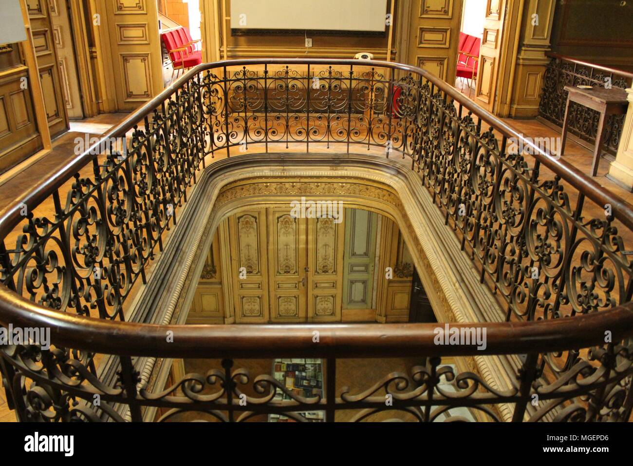 Balcon à l'intérieur de la vieille maison donnant sur le rez-de-chaussée, le tout dans un bâtiment d'époque Banque D'Images