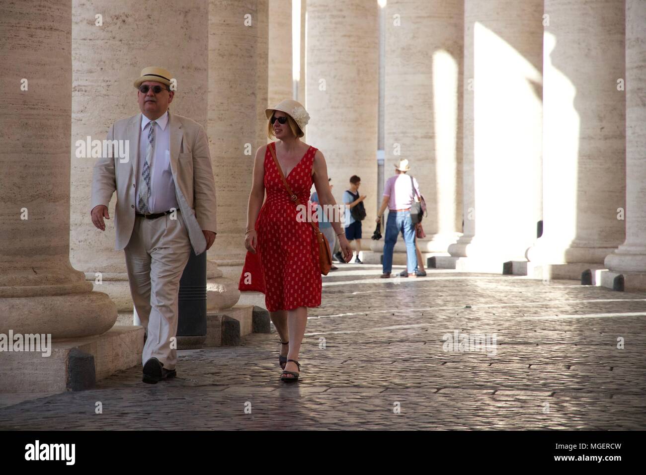 Couple de touristes, la femme vêtue de rouge avec un cappellinno pendant que l'homme habillé en clair avec un panama sur la tête Banque D'Images