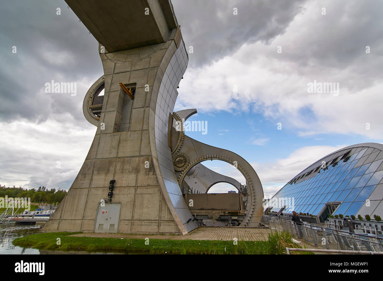 Une vue de la roue de Falkirk comme le caisson contenant le bateau commence à bouger lentement jusqu'au niveau de l'Union Canal, Falkirk, Ecosse. Banque D'Images