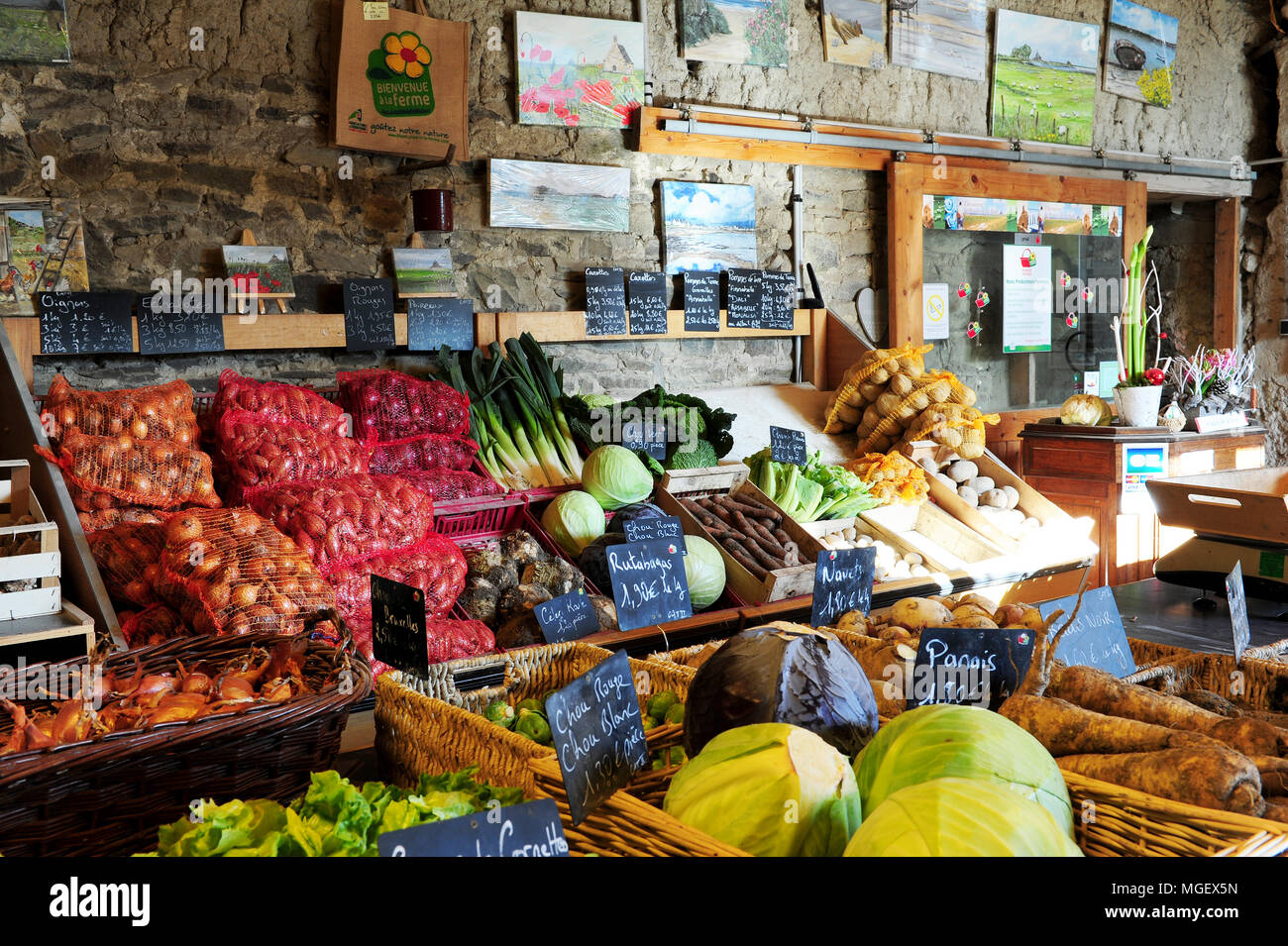 Échalotes françaises et d'autres légumes cultivés localement pour la vente à La Ferme des beaux bois, un producteur local de la ville de Cherrueix, Bretagne, France Banque D'Images