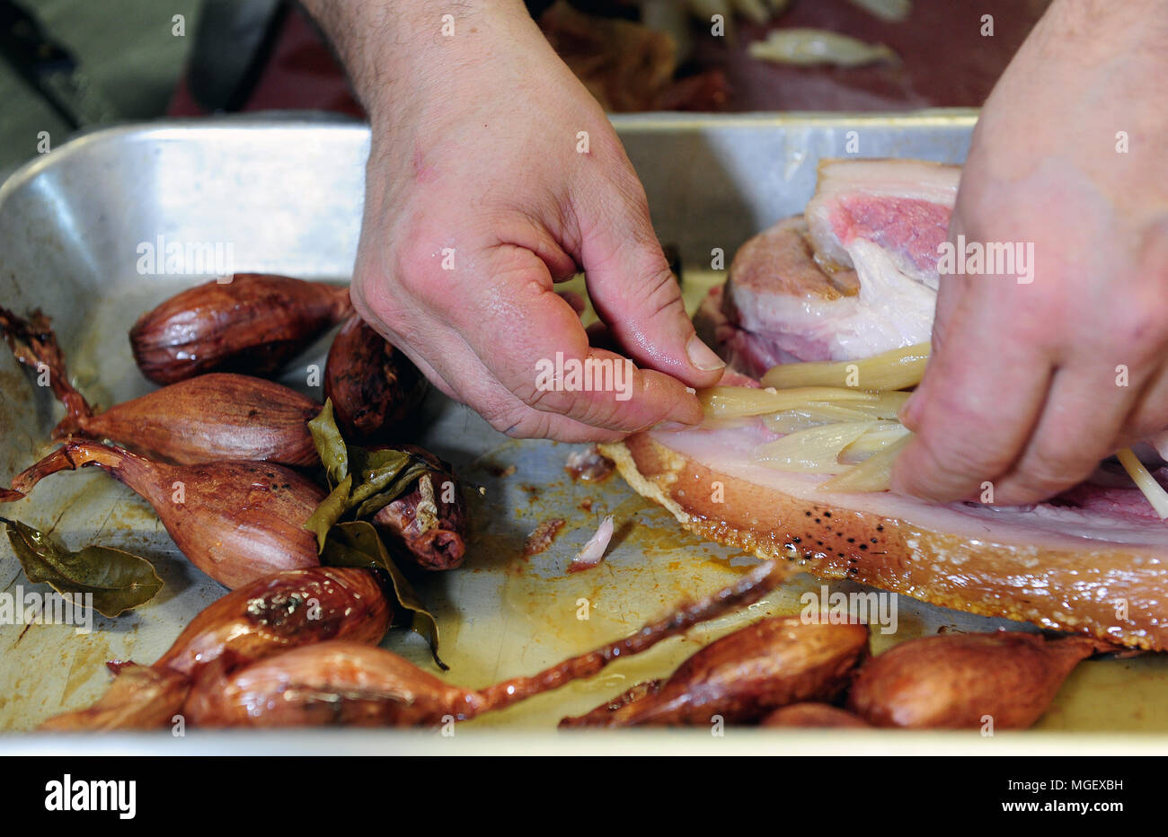 La préparation des aliments - côtelette de porc caramélisé avec échalotes Cherrueix à partir de la table du Marais restaurant, La Fresnais, France Banque D'Images