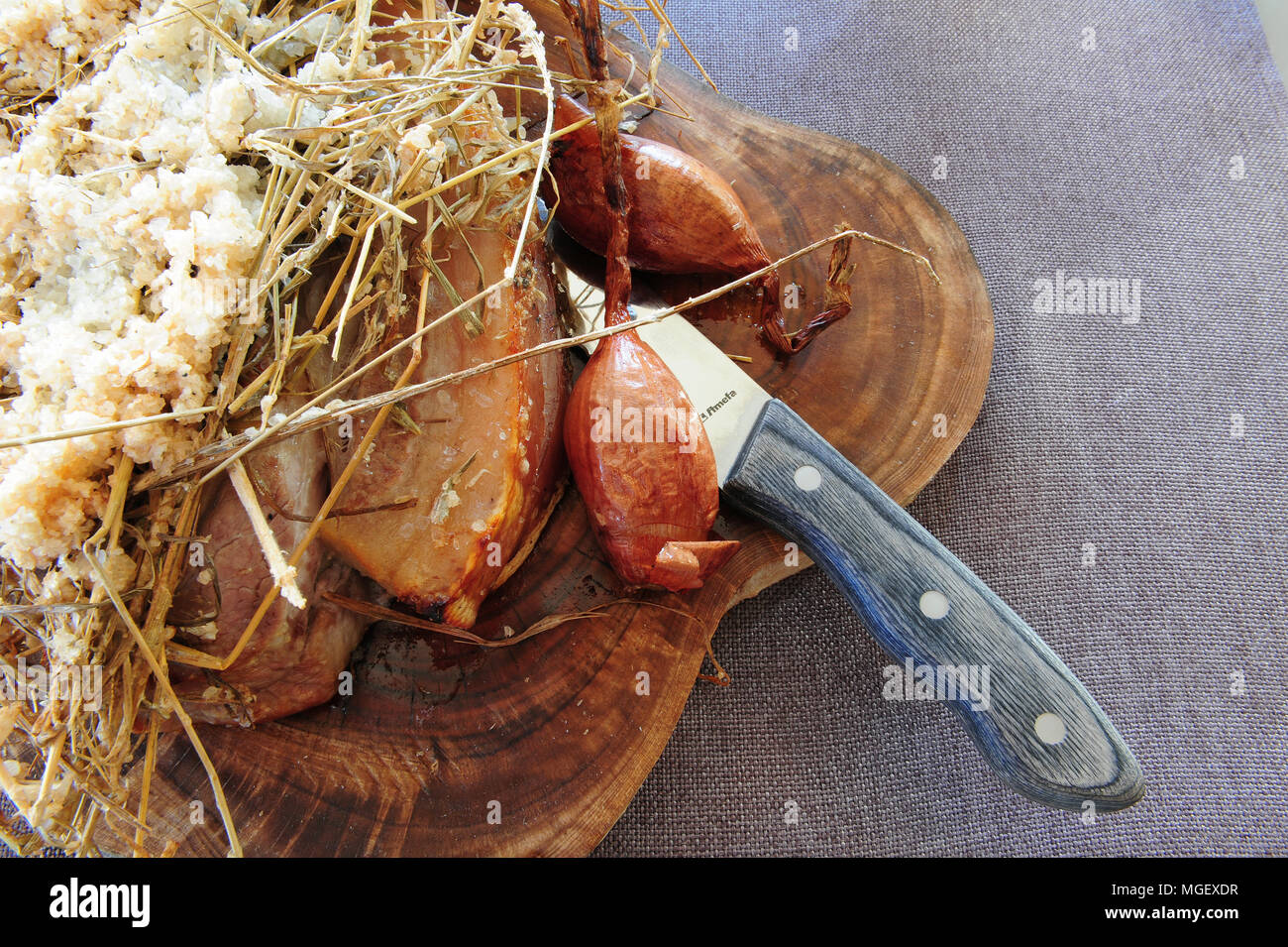 Côtelette de porc caramélisé avec échalotes Cherrueix à partir de la table du Marais restaurant, La Fresnais, Bretagne, France Banque D'Images