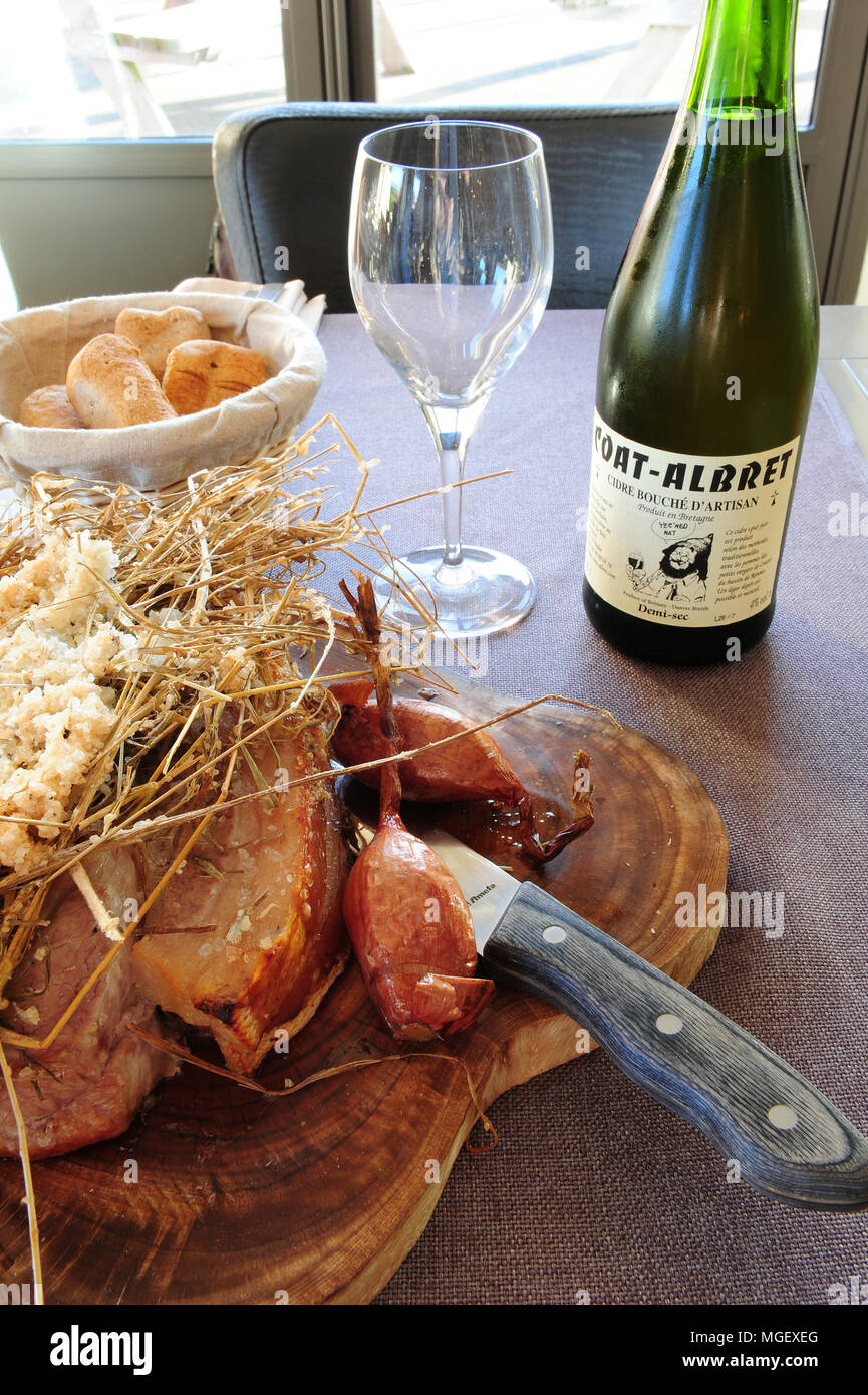 Côtelette de porc caramélisé avec échalotes Cherrueix à partir de la table du Marais restaurant, La Fresnais, Bretagne, France Banque D'Images