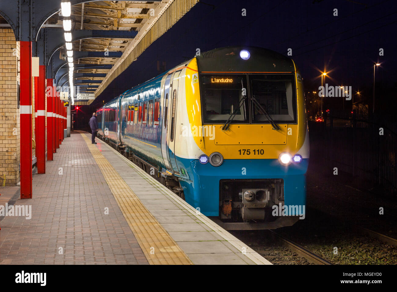 Une classe Arriva Trains Wales 175 diesel train faisant escale à Warrington Bank Quay station ferroviaire de nuit Banque D'Images