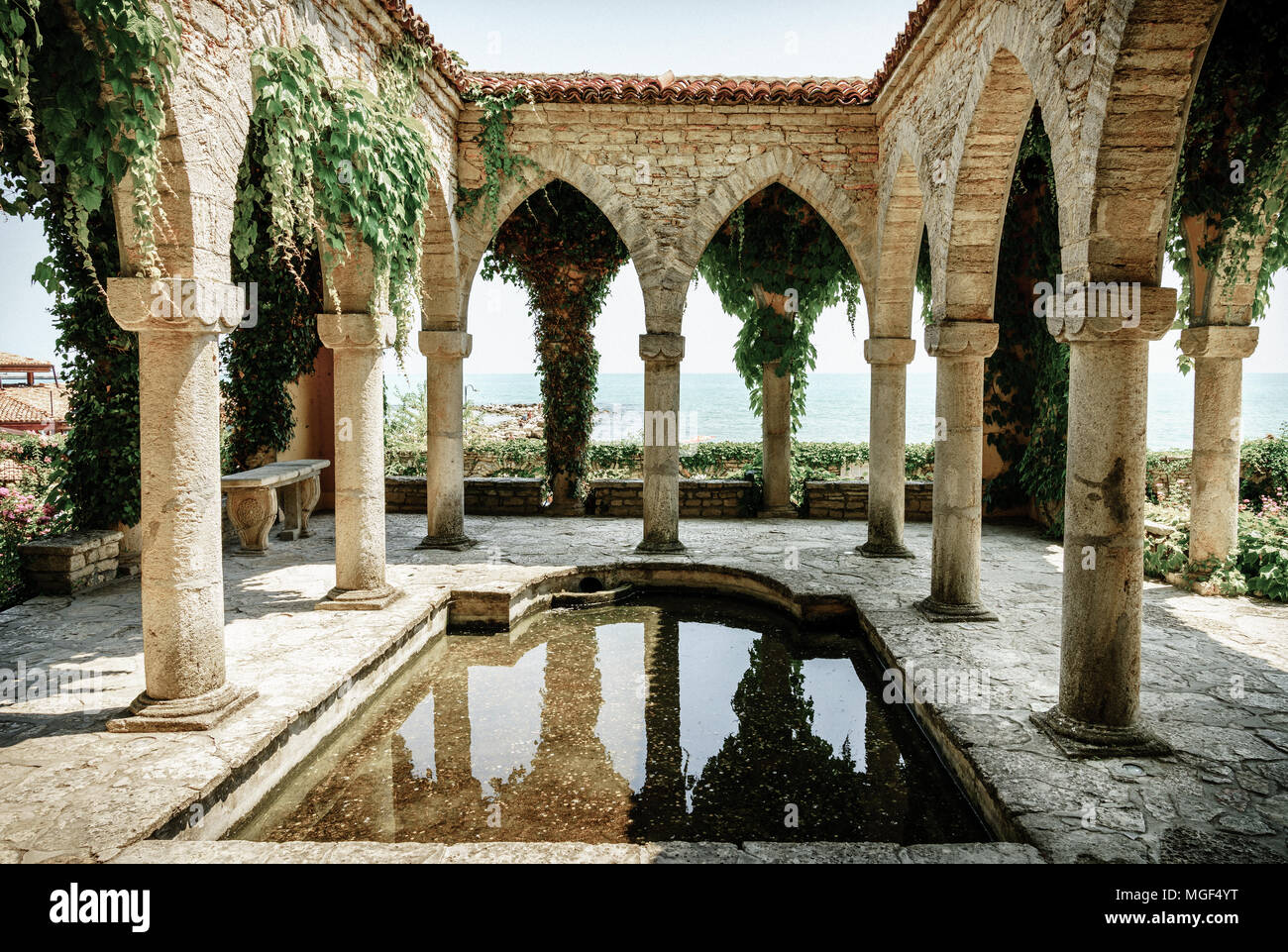 Piscine isolée dans un jardin dans une station balnéaire bulgare Banque D'Images