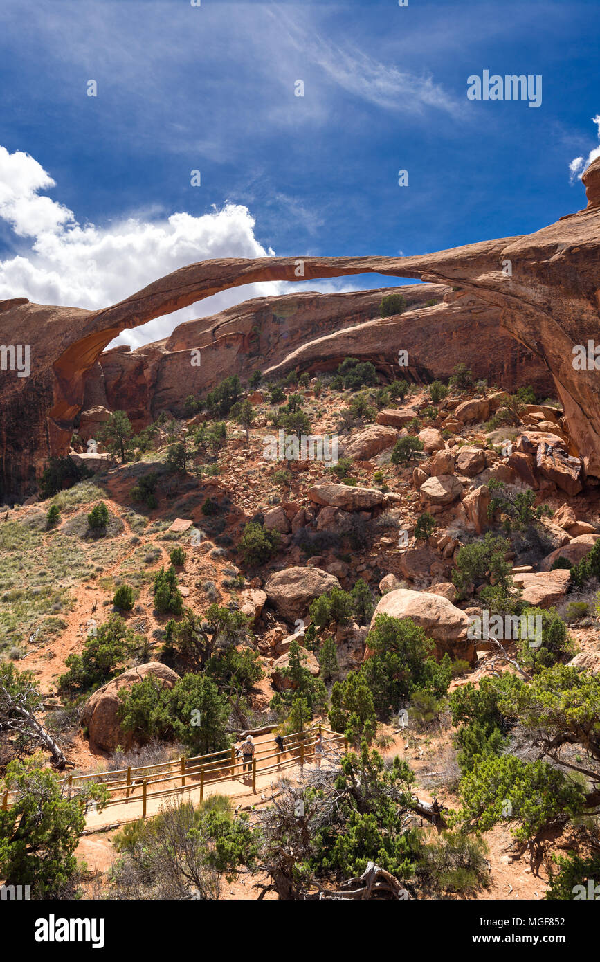 Landscape Arch dans Arches National Park avec des touristes à l'affichage point, Utah, USA Banque D'Images