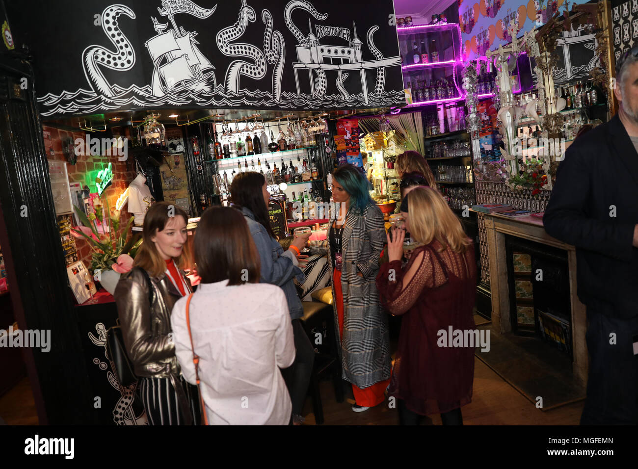 Brighton, UK, 26 avril 2018. Les femmes dans la musique de danse soirée de lancement collectif dans le cadre de la conférence de musique de Brighton en 2018. 26 avril 2018. Le Royaume-Uni est avant tout la musique électronique revient pour sa 5e conférence année à Brighton Dome et divers lieux à travers la ville du 25 au 28 avril 2018. Native Instruments présente aux femmes dans la musique de danse événement de réseautage Collective en collaboration avec elle l'a dit, l'Initiative PRS Keychange & Les femmes produisent Musique & KOKORO GIN. Banque D'Images