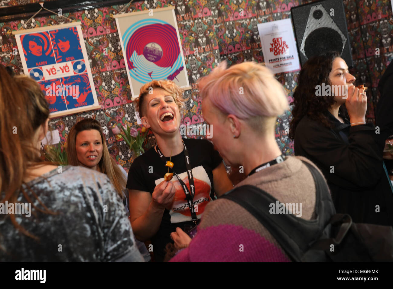 Brighton, UK, 26 avril 2018. Les femmes dans la musique de danse soirée de lancement collectif dans le cadre de la conférence de musique de Brighton en 2018. 26 avril 2018. Le Royaume-Uni est avant tout la musique électronique revient pour sa 5e conférence année à Brighton Dome et divers lieux à travers la ville du 25 au 28 avril 2018. Native Instruments présente aux femmes dans la musique de danse événement de réseautage Collective en collaboration avec elle l'a dit, l'Initiative PRS Keychange & Les femmes produisent Musique & KOKORO GIN. Banque D'Images