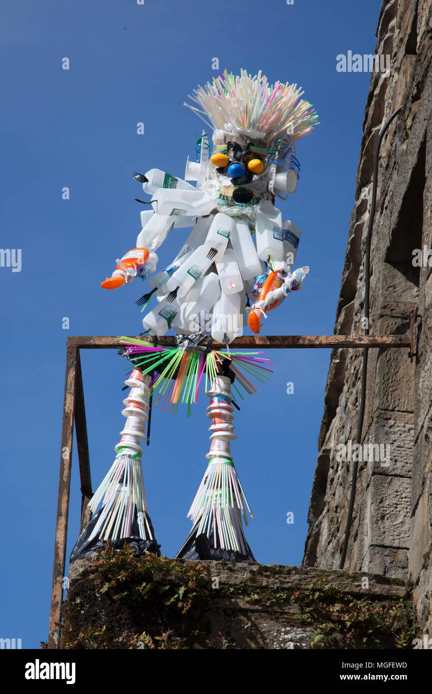 Figurine de sculpture en plastique reprise et réutilisée à Wray, Lancaster, Royaume-Uni. Articles en plastique recyclé; sculpture avec morceaux de pailles en plastique au festival et salon Wray Scarecrow. Les villageois de Wray sont de nouveau de créer des personnages bizarres, des portraits laquais et de merveilleuses créations faites de bouteilles de lait en plastique et de cartons de jour en jour. Banque D'Images