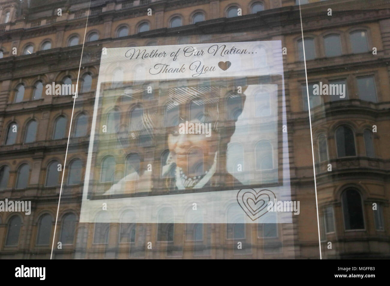 London UK 28 avril 2018. Photos de Winnie Mandela ex-épouse du président sud-africain Nelson Mandela sont projetées sur les fenêtres à l'Afrique du Sud chambre à la suite du décès de Winnie Mandela qui l'a considérée comme la "mère de la nation" et qui se sont battus contre le régime de l'Apartheid : Crédit amer ghazzal/Alamy Live News Banque D'Images