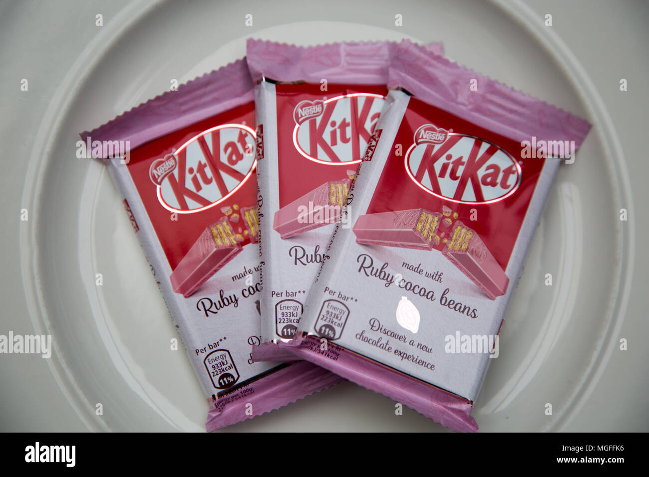 Kit Kat Rose est en vente au Royaume-Uni, qui sera exclusivement vendue à Tesco Stores seulement. Banque D'Images