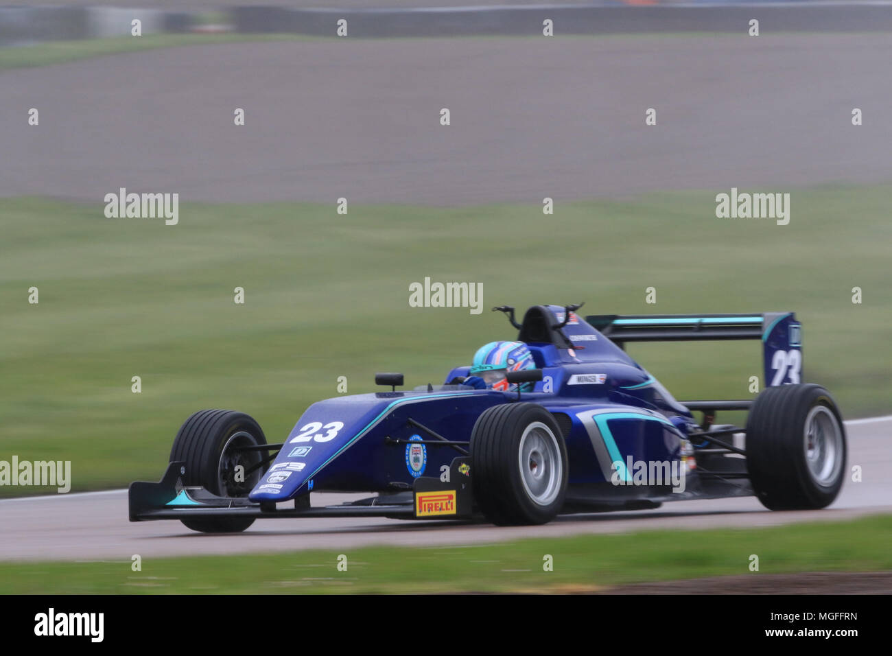 Rockingham, Royaume-Uni. Apr 28, 2018. Cbrd British Formula 3 (F3) pilote de championnat Billy Monger (Carlin) sur le circuit Crédit : Paren Raval/Alamy Live News Banque D'Images