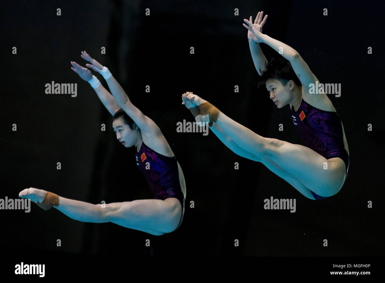 Et Tingmao Shi Chang Yani de Chine la concurrence dans la women's 3m synchro pour la finale tremplin/CNSG FINA Diving World Series 2018 à Montréal le vendredi, Avril 27, 2018. Credit : Dario Ayala/Alamy Live News Banque D'Images