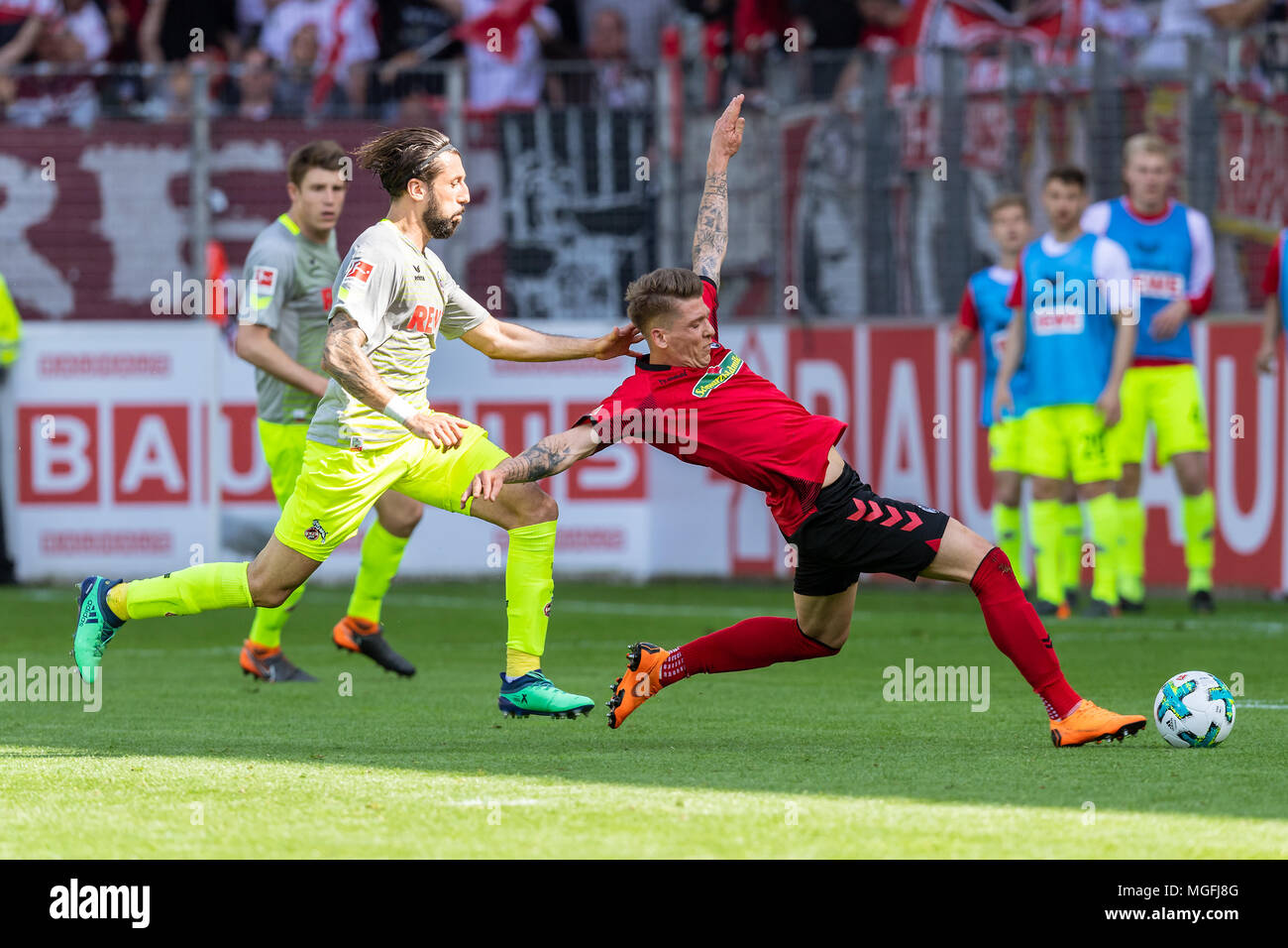 Dominic Maroh (FC Cologne) en duels avec Mike Frantz (Fribourg). GES / Soccer / 1. Bundesliga : Fribourg - 1.FC Cologne, 28.04.2018 - 1ère Division de football / Soccer : SC Freiburg vs 1.FC Cologne, Fribourg, Apr 28, 2018 - Le monde d'utilisation | Banque D'Images