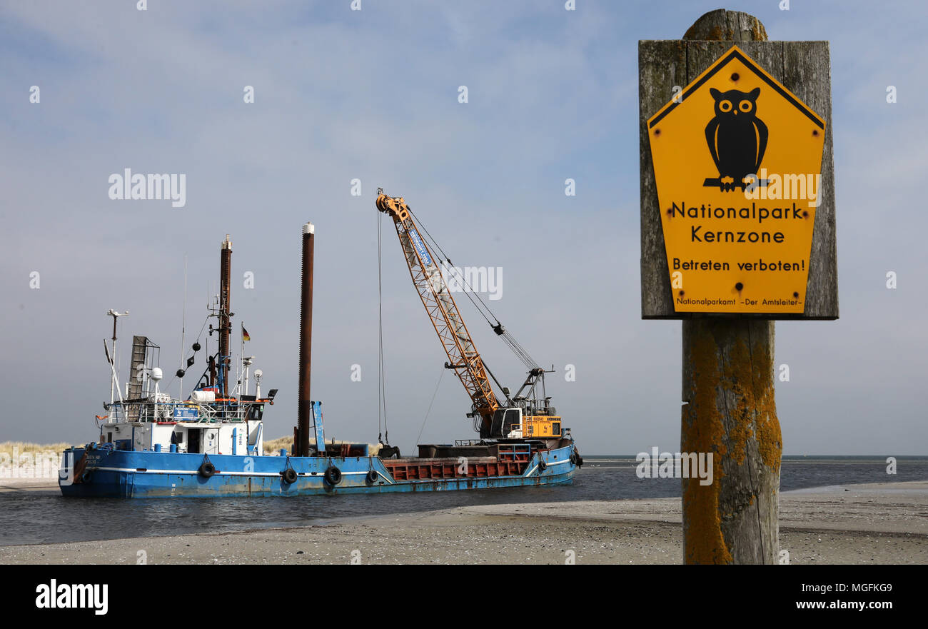 24 avril 2018, l'Allemagne, un groupe de travail : Prerow bateau naviguant sur le port d'urgence Darsser Ort dans la zone centrale de la Poméranie occidentale Lagoon Salon National Park ('Nationalpark Vorpommersche Boddenlandschaft') vers sa tâche de dragage du port ensablé l'accès. Le travail doit être achevé au 30 mars 2018. L'accès à l'administration portuaire de limons régulièrement et donc doit fréquemment être dragué afin de sauvetage du DGzRS cruiser 'Theo Fischer' pour rester opérationnel. Photo : Bernd Wüstneck/dpa Banque D'Images