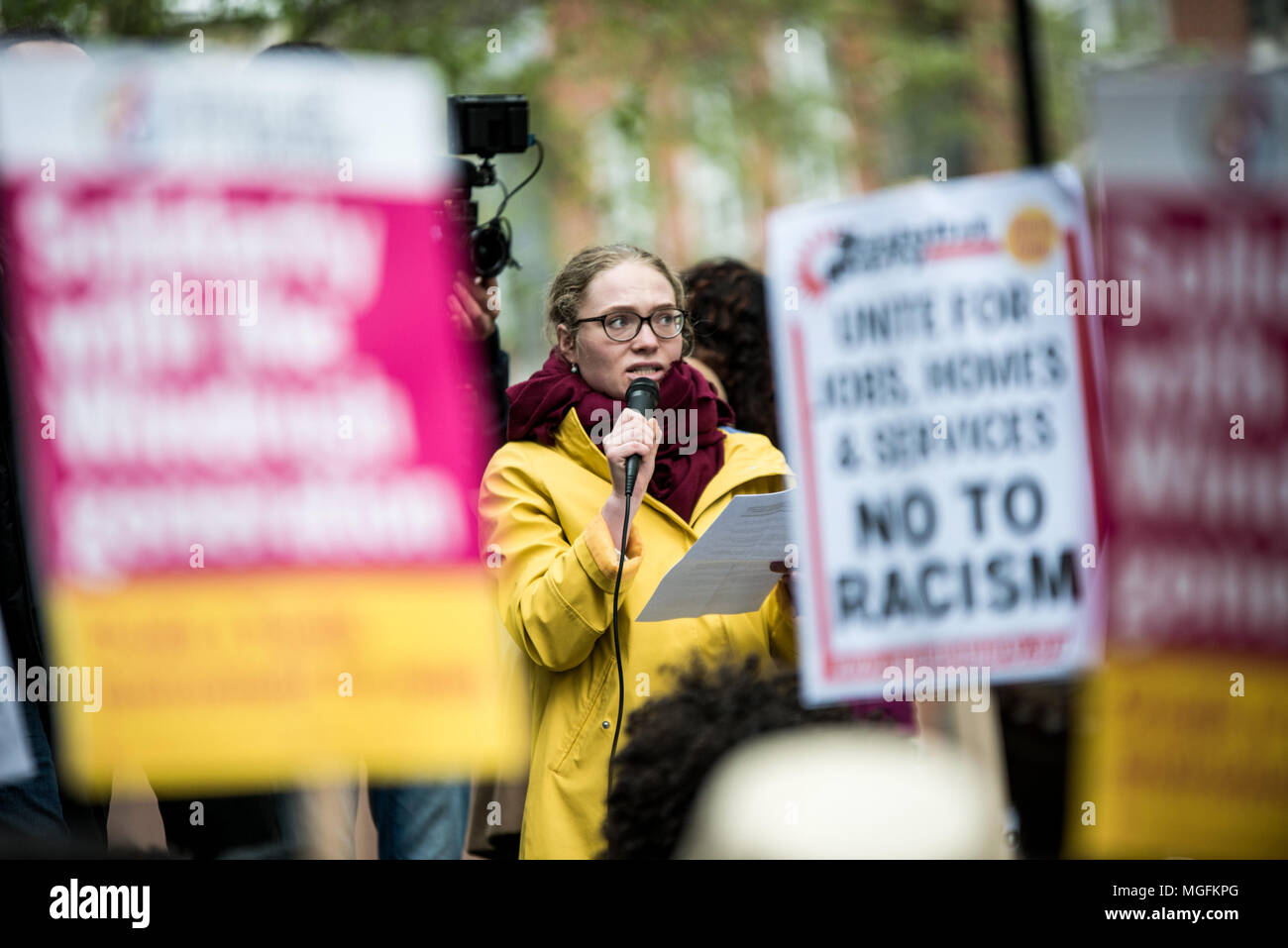 Londres, Royaume-Uni, 28 avril 2018. Une femme vu donner un discours devant l'immeuble de bureaux d'accueil. La manifestation de solidarité génération Windrush réunis autour de 200 personnes à la statue de Churchill à la place du Parlement pour montrer leur mécontentement devant le gouvernement traite ceux du Windrush generation. "Malgré les mesures récentes du gouvernement pour tenter d'y remédier, ce n'aurait jamais dû avoir lieu dans la première place", disent-ils. Credit : SOPA/Alamy Images Limited Live News Banque D'Images