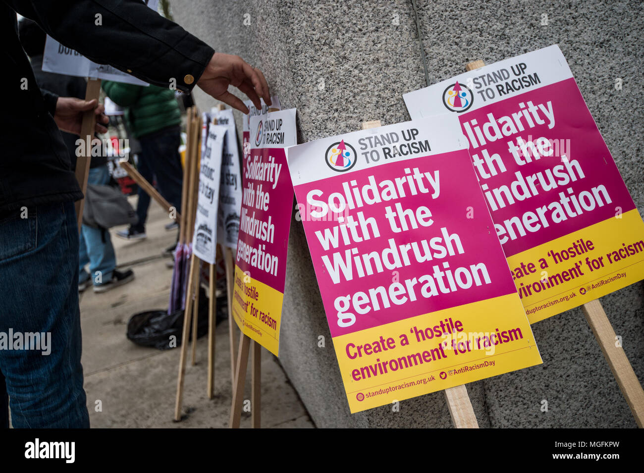 Londres, Royaume-Uni, 28 avril 2018. Slogans bannières vu prêt à prendre pour les manifestants. La manifestation de solidarité génération Windrush réunis autour de 200 personnes à la statue de Churchill à la place du Parlement pour montrer leur mécontentement devant le gouvernement traite ceux du Windrush generation. "Malgré les mesures récentes du gouvernement pour tenter d'y remédier, ce n'aurait jamais dû avoir lieu dans la première place", disent-ils. Credit : SOPA/Alamy Images Limited Live News Banque D'Images