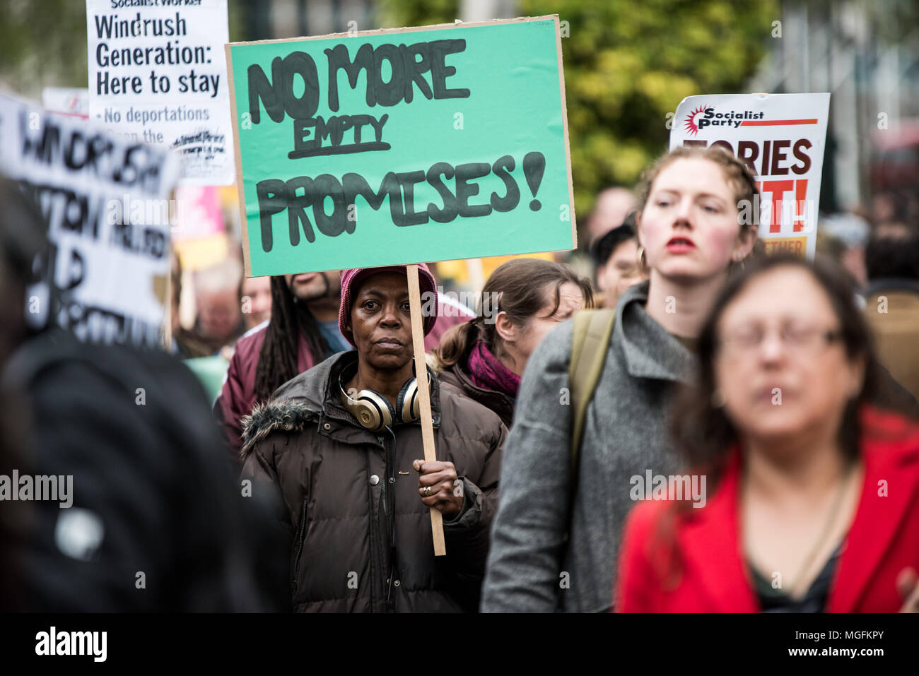 Londres, Royaume-Uni, 28 avril 2018. Une femme vu porter une plaque pendant la marche. La manifestation de solidarité génération Windrush réunis autour de 200 personnes à la statue de Churchill à la place du Parlement pour montrer leur mécontentement devant le gouvernement traite ceux du Windrush generation. "Malgré les mesures récentes du gouvernement pour tenter d'y remédier, ce n'aurait jamais dû avoir lieu dans la première place", disent-ils. Credit : SOPA/Alamy Images Limited Live News Banque D'Images